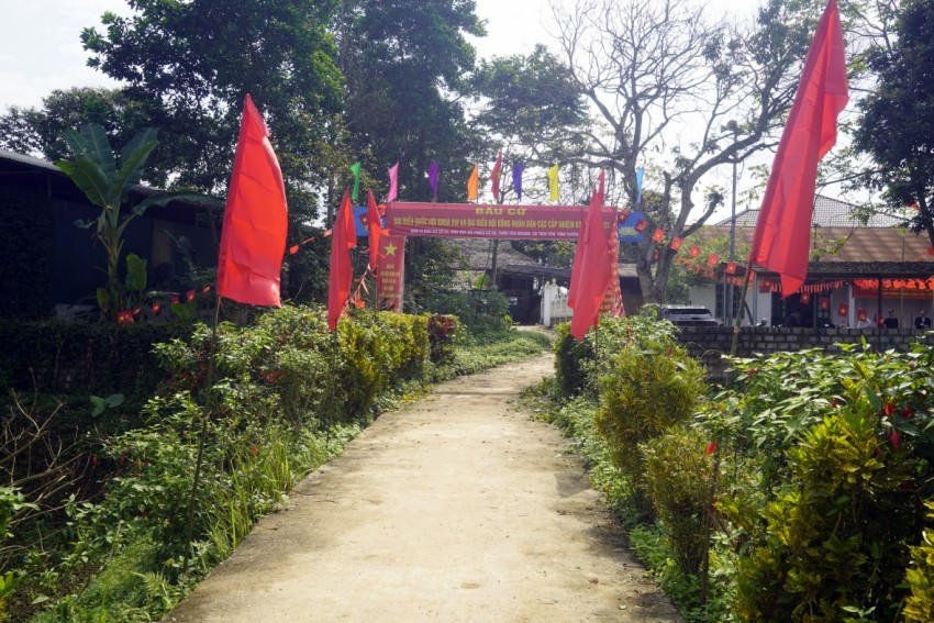Trang trí khánh tiết tại thôn Yên Ngoan, xã Tiên Yên. (Ảnh: P. Họ).