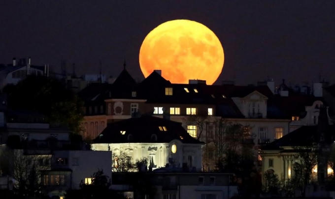 Siêu trăng đẹp mê hồn ở Prague, Cộng hòa Séc. (Ảnh: Reuters)