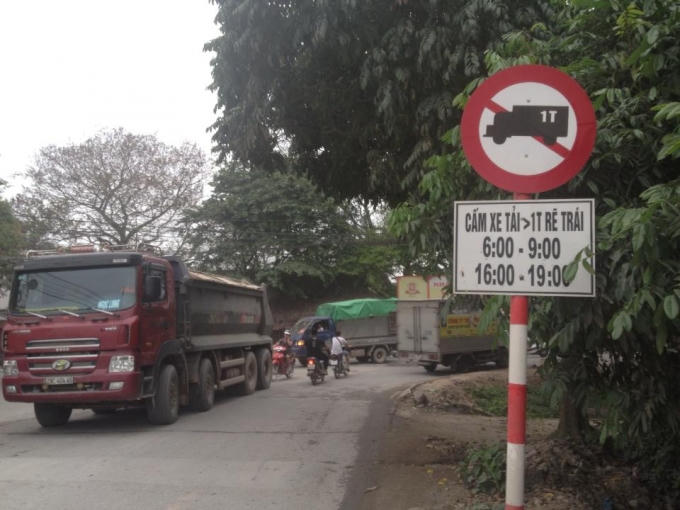 Cầu Tân Nhuệ đang "mệt mỏi" vì xe tải.