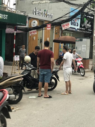 Vụ va chạm gây nhiều chú ý của những người đi đường. ( ảnh: Facebook)