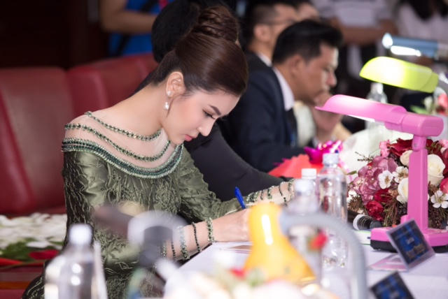 Hoa hậu Ngọc Duy&ecirc;n trao vương miện cho Hoa kh&ocirc;i Đại học Sư phạm Kỹ Thuật TP HCM