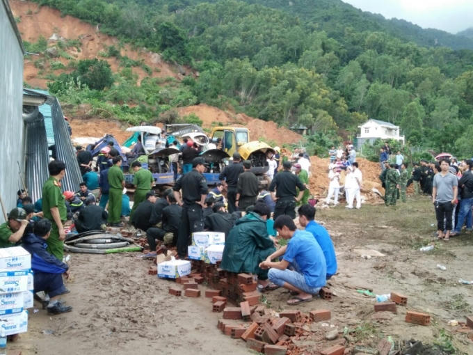 Lực lượng chức năng thay phiên để tìm kiếm 2 người bị nạn.