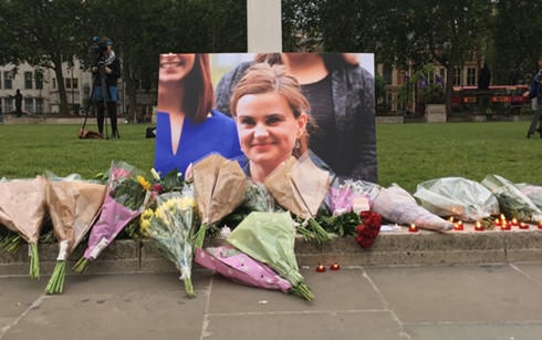 Người dân tưởng niệm nữ nghị sĩ Jo Cox. (Ảnh: New York Times)