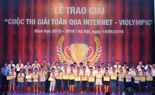 Các thí sinh đạt huy chương bạc nhận giải tại chương trình Vinh danh 2.141 học sinh đạt giải quốc gia ViOlympic năm học 2015-2016.