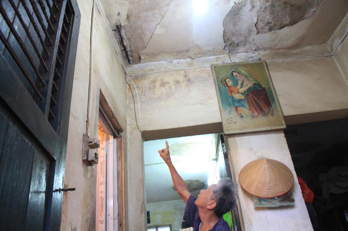 Ông Đào Gia Khánh, chỉ cho PV về những dầm sắt lộ ra trên trần nhà