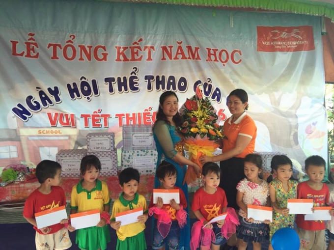 Nhiều phần quà của các "mạnh thường quân" được tặng cho các cháu.