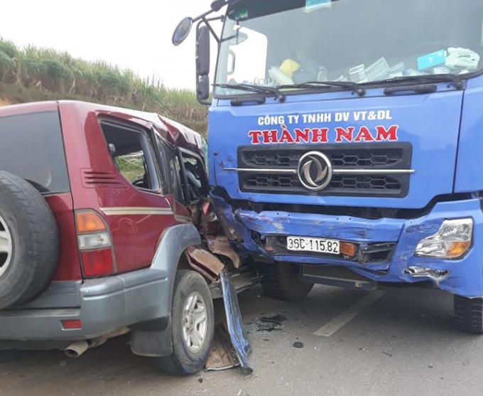 Va chạm xảy ra khi ô tô 7 chỗ đi vào làn ngược chiều và va chạm với xe tải