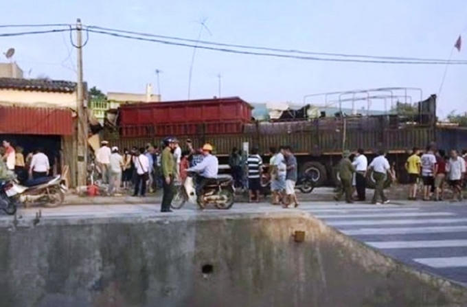 Hiện trường ô tô đầu kéo đâm vào nhà dân ven QL1A khiến bà Lê Thị Hợp bị tử vong.