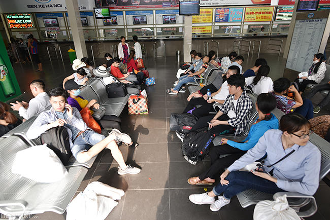Tại nhà chờ, một số hành khách uể oải đợi chờ người thân đến đón và chờ những chuyến xe khác để về nhà.