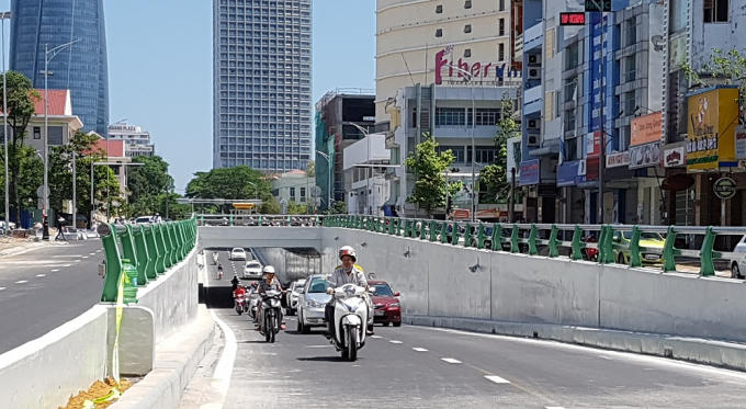 Các phương tiện đi trên đường Trần Phú muốn lưu thông về đường Lê Duẩn đi trên đường gom phía bên phải và chỉ được rẽ phải.