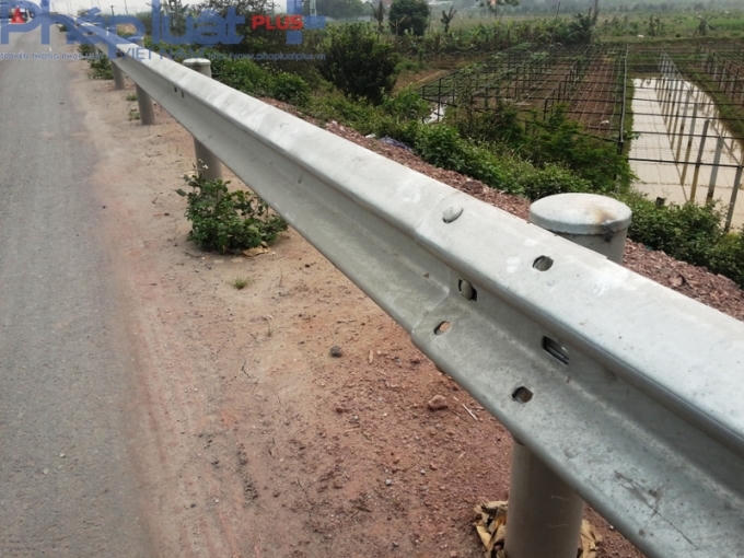 Một trụ hộ lan có tới 6 lỗ để gắn đinh ốc, thì mất 4 chiếc!