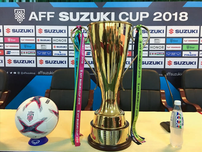Chiếc cúp vô địch AFF Cup xuất hiện ở cuộc họp báo trước trận đấu.