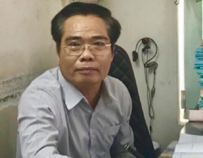 Ông Nguyễn Minh Châu bên tập hồ sơ vay nợ hơn 100 tỷ đồng để mua đất ngân hàng.