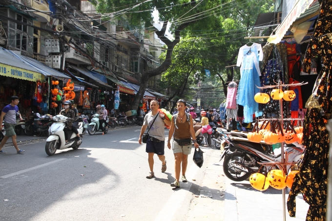 Khách du lịch tham quan mua sắm trên phố Hàng Mã.