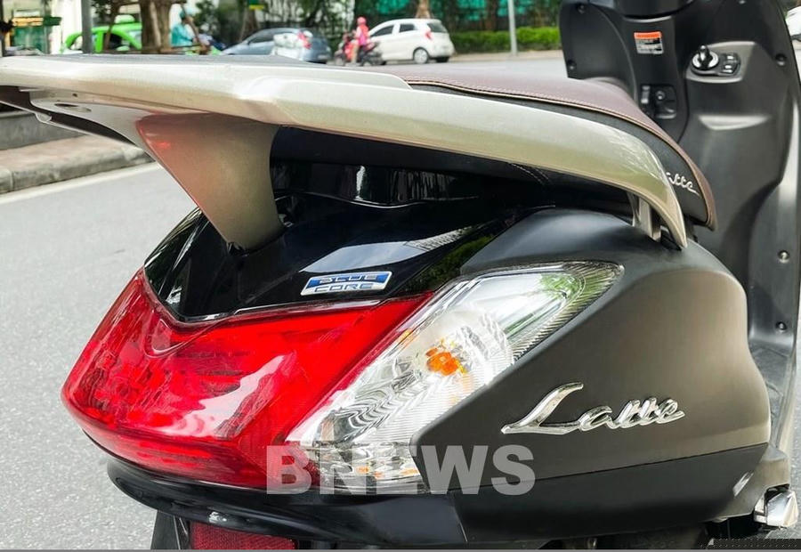 Đuôi xe của Yamaha Latte có đường nét thiết kế mềm mại trẻ trung.