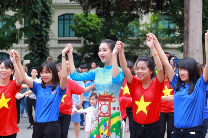 Dàn Hoa hậu, Á hậu cùng nhảy flashmob gây ‘náo loạn’ Hồ Gươm sáng sớm