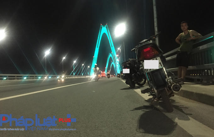 Theo t&igrave;m hiểu, do&nbsp;cầu&nbsp;Nhật&nbsp;T&acirc;n&nbsp;vừa đổi hệ thống đ&egrave;n chiếu s&aacute;ng với 1.100 bộ đ&egrave;n led đổi m&agrave;u mỹ thuật khiến nhiều người d&acirc;n k&eacute;o nhau đến ngắm,&nbsp;chụp h&igrave;nh, h&oacute;ng m&aacute;t.