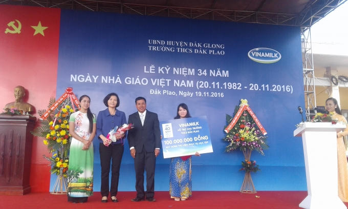 Vinamilk trao số tiền tượng trưng cho Trường THCS Đắk P'lao để xây dựng thư viện.