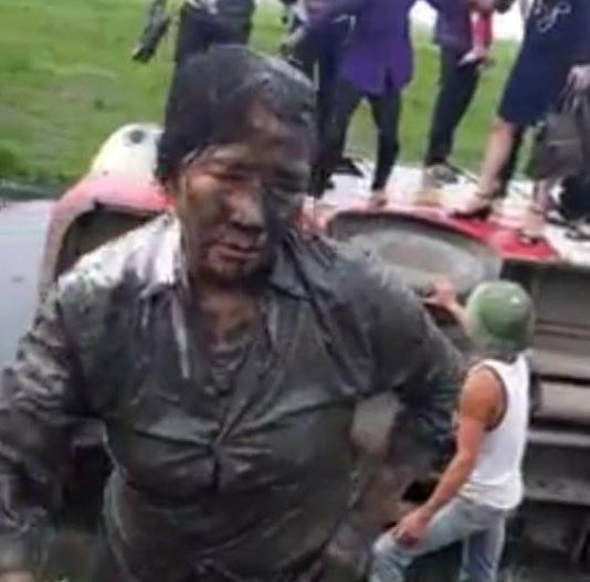 Nhiều hành khách lấm lem bùn đất sau cú lật xe.