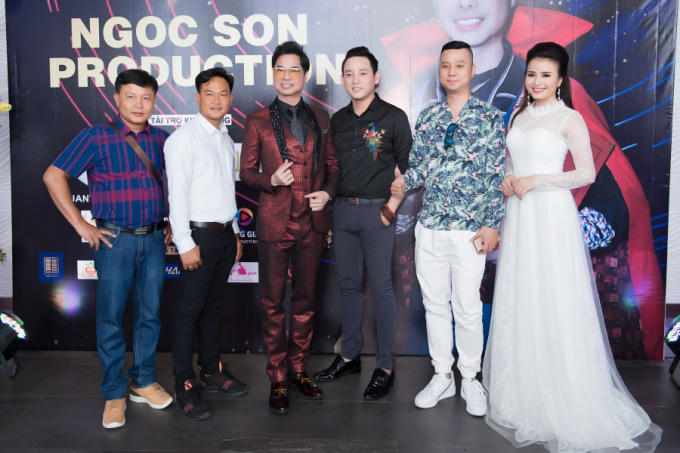 Các khác mời đến tham gia họp báo của ca sĩ Ngọc Sơn.