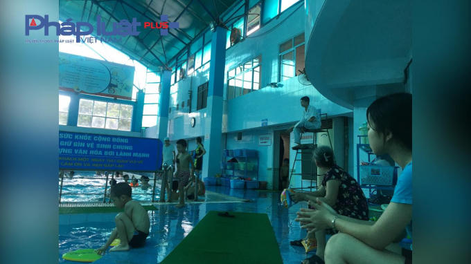 Sự giám sát của người lớn, cùng cán bộ y tế ở bể bơi được đặt lên hàng đầu. Ảnh: Trí Dũng 