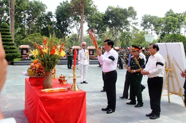 Ủy viên Bộ Chính trị, Bí thư Thành ủy TP.HCM Đinh La Thăng đã tới đặt vòng hoa viếng và thắp hương cho các hài cốt liệt sĩ (Ảnh : Chí Thạch).