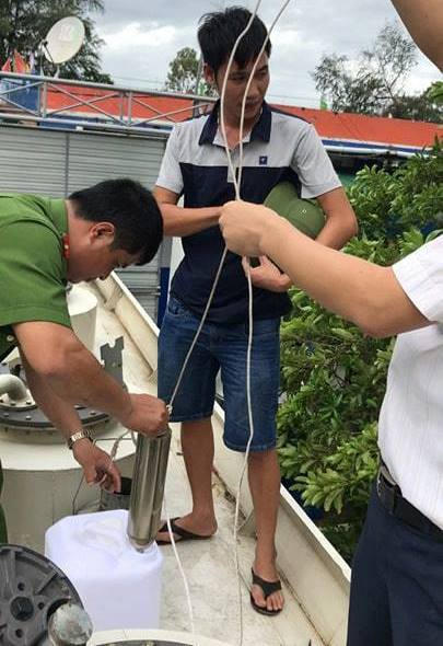 Lực lượng chức năng bắt quả tang các đối tượng đổ chất dung môi để chế tạo xăng A92 kém chất lượng.