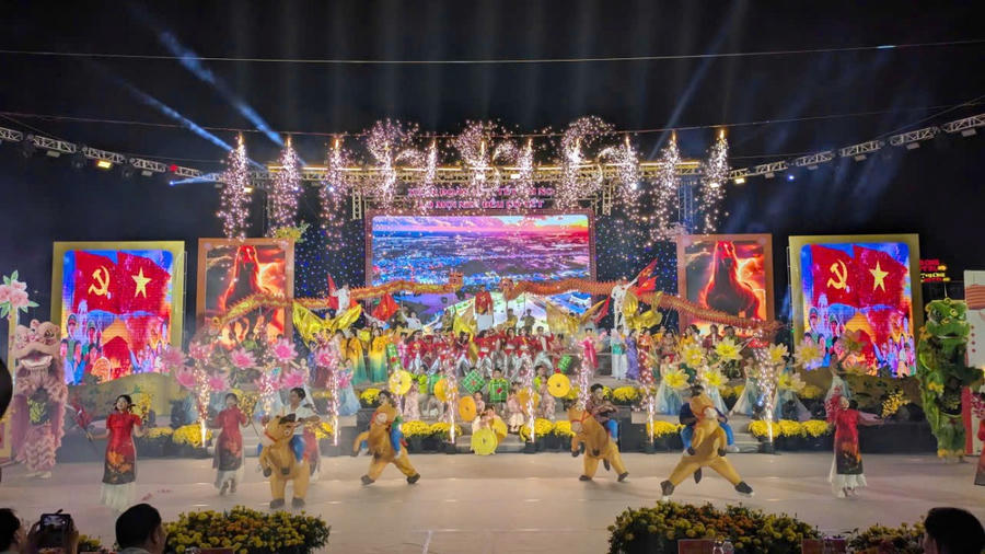 Chương trình văn nghệ chào mừng năm mới sôi động tại điểm cầu Quảng trường Phan Ngọc Hiển (phường An Xuyên), tạo điểm nhấn rộn ràng, tươi vui trong đêm hội.