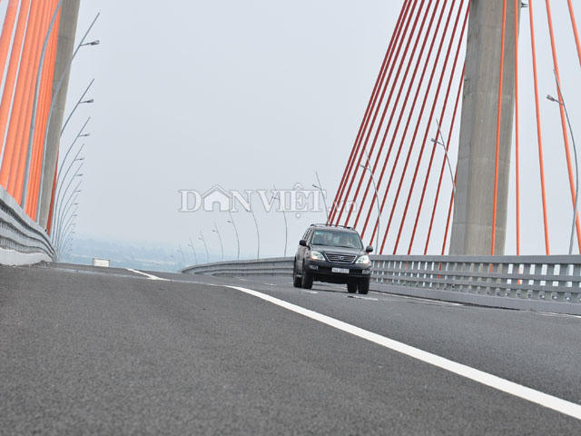 Mặt cầu đoạn giữa 3 trụ cầu cong võng một cách khó hiểu.