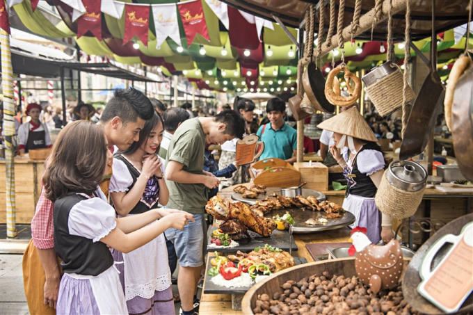 Những quầy ẩm thực với các món ăn đặc trưng của Oktoberfest như bánh mì muối, xúc xích Đức, cùng các món nướng thơm ngon.