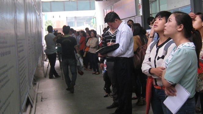 Lao động trẻ tìm việc làm tại Trung tâm giới thiệu việc làm Hà Nội