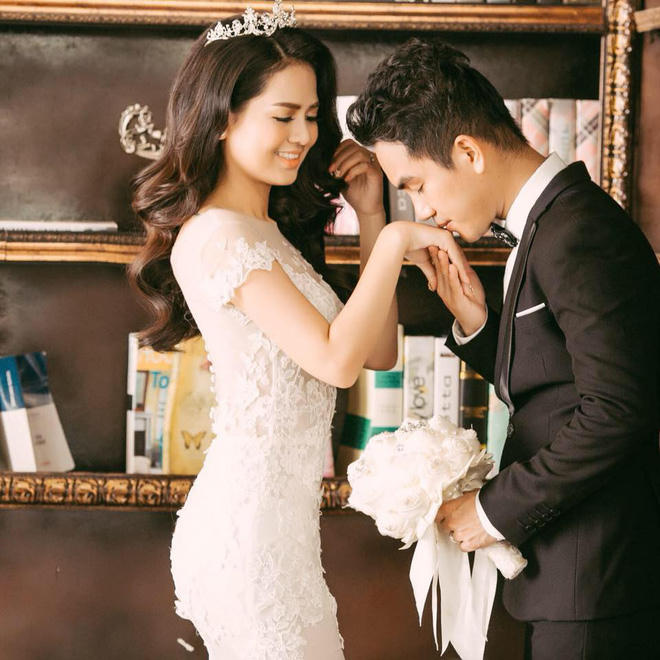 Kỷ niệm 1 th&aacute;ng ng&agrave;y cưới, chồng d&agrave;nh tặng vợ m&oacute;n qu&agrave; bất ngờ khiến c&ocirc; ngồi thụp xuống đất v&igrave; x&uacute;c động