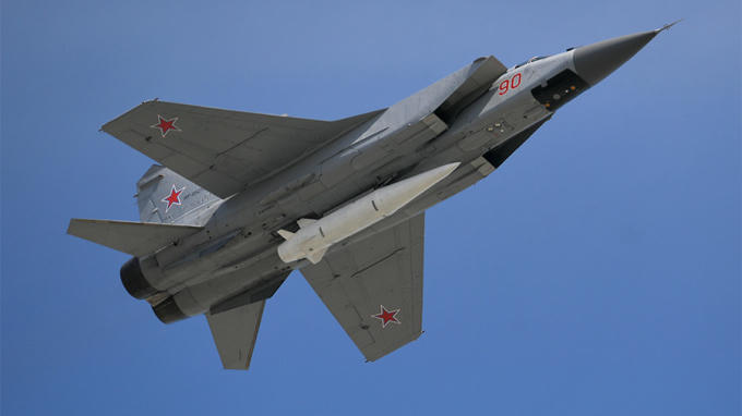 Máy bay đánh chặn MiG-31K gắn tên lửa trong lễ duyệt binh tại Quảng trường Đỏ.