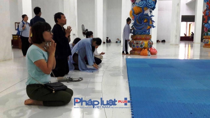 Nhiều tăng ni, phật tử và người dân địa phương tham gia.