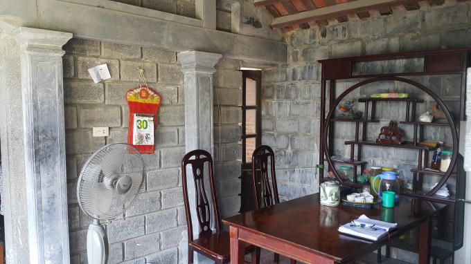 Ngôi nhà này có bốn bề tường vách, cột kèo, sân cổng đều làm bằng đá và gỗ lim, ghép nối hoàn toàn không dùng chất kết dính.