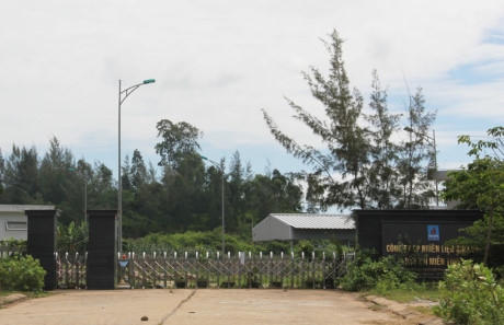 Theo kết luận thanh tra của TTCP, quá trình triển khai dự án này đã xảy ra hàng loạt sai phạm, từ việc khảo sát chọn địa điểm, đến chọn nhà thầu thiếu kinh nghiệm,… gây lãng phí hàng trăm tỷ. Những hạng mục tiêu tốn nhiều tiền của để đầu tư xây dựng nhưng không mang lại hiệu quả. Hiện lối vào nhà máy nghìn tỷ đóng im ỉm, cỏ mọc xanh. Ảnh: Vietnamnet.