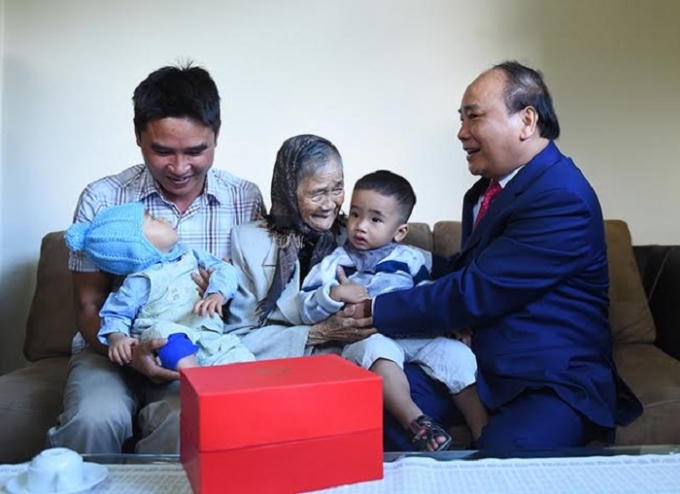 Thủ tướng Nguyễn Xuân Phúc thăm hỏi, tặng quà Mẹ Việt Nam Anh hùng Phạm Thị Tiệu.