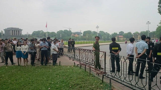 Tại Lăng Bác, người dân có mặt từ sớm chờ đón đoàn xe Tổng thống. (Ảnh: Dân trí)