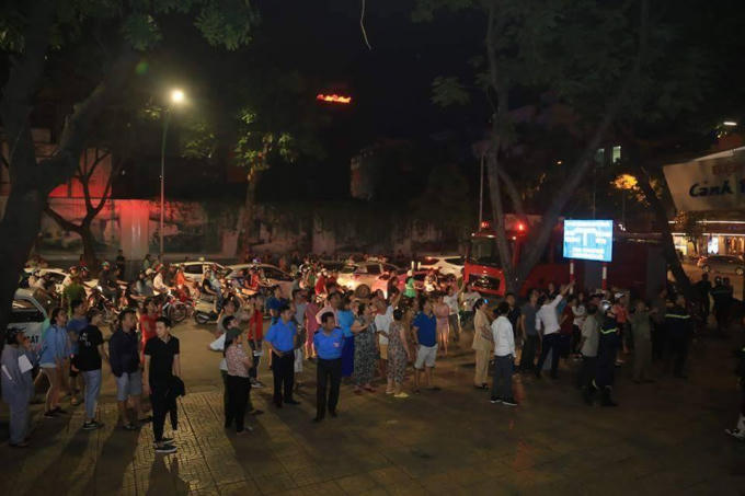 Khói nghi ngút bốc lên canh rạp Kim Đồng, nhiều người dân hoảng loạn và chạy ra ngoài.