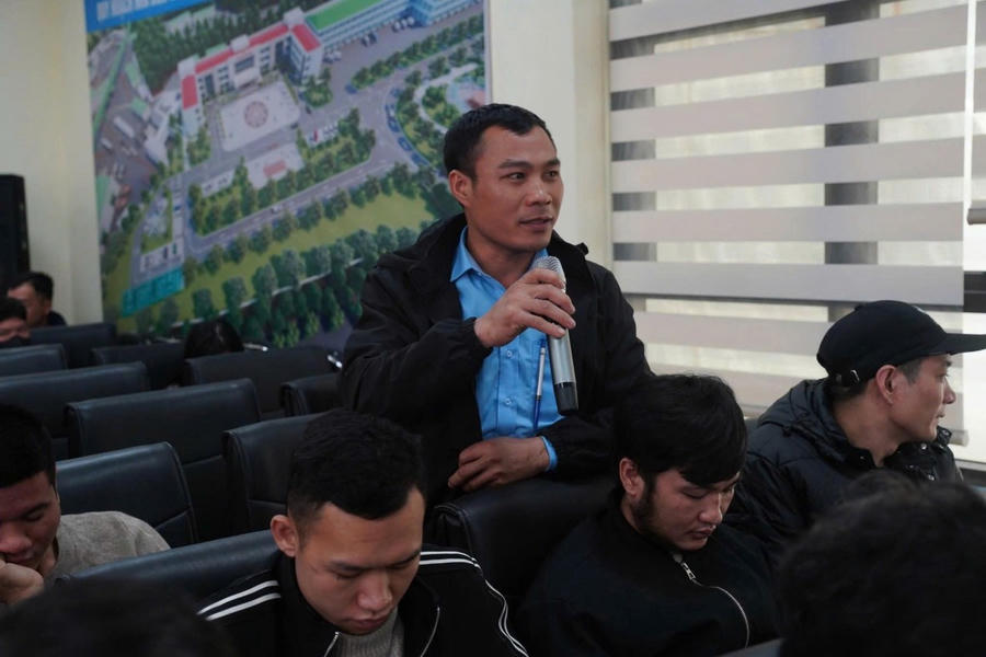 Đại diện người lao động Công ty đặt câu hỏi tại buổi huấn luyện công tác An toàn – Vệ sinh lao động.
