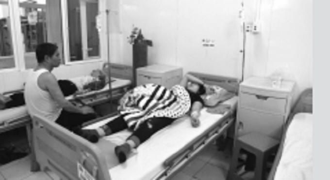 Chị H (vợ anh Cường) được cấp cứu tại Bệnh viện đa khoa Thái Bình.