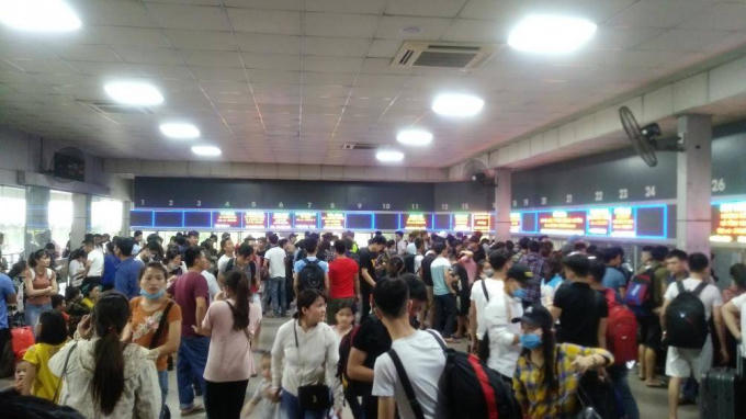 C&aacute;c quầy b&aacute;n v&eacute; của Bến xe Nước Ngầm trong t&igrave;nh trạng qu&aacute; tải do h&agrave;ng ngh&igrave;n h&agrave;nh kh&aacute;ch tới c&ugrave;ng thời điểm