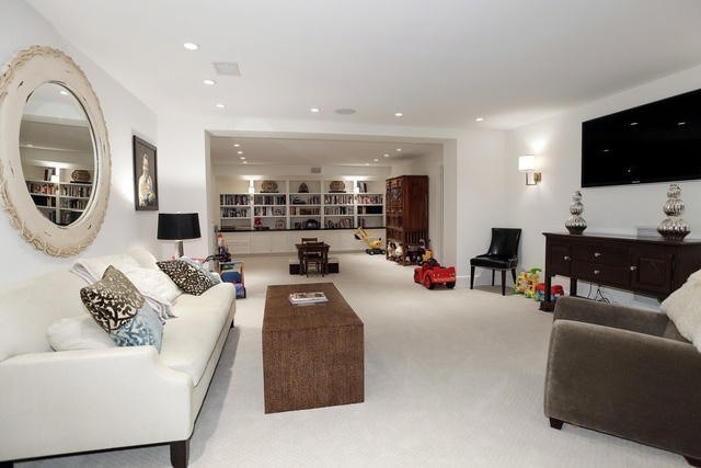 Toàn bộ phòng sinh hoạt chung của gia đình nhìn từ cầu thang.