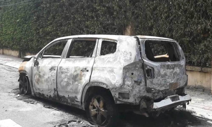 Chiếc xe ô tô của bà Chi bị kẻ xấu đốt cháy rụi.
