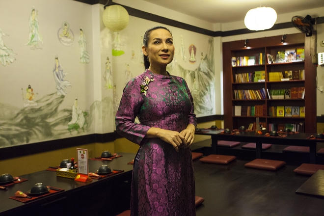 Năm nay, Phi Nhung đã ngoài 40 tuổi. Song cô vẫn giữ được nhan sắc trẻ trung thường thấy cùng với cuộc sống giản dị, không bon chen.