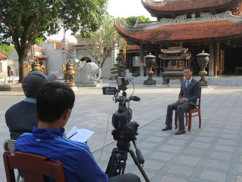 Đoàn làm phim phỏng vấn ông Lý Thừa Vĩnh, hậu duệ đời thứ 28 của vua Lý Thái Tổ.