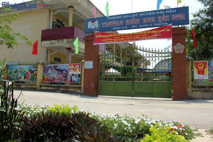 Những lúc trời mát, các em mầm non được cô giáo cho đi dạo bên đường.