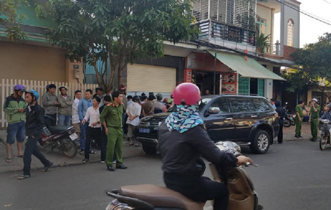 Người dân tập trung theo dõi sự việc.