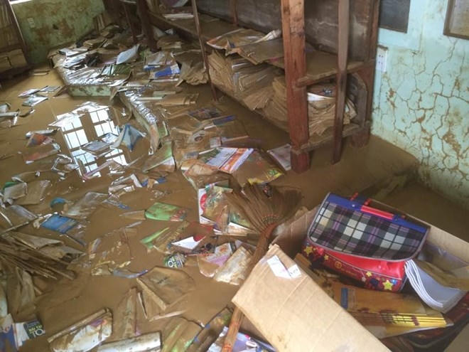 Theo thống kê sơ bộ của Sở GD-ĐT tỉnh Bình Định, lũ lụt làm hơn 50.000 sách vở học sinh bị ướt, cuốn trôi.