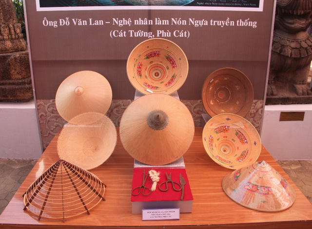 “Triển lãm là dịp giới thiệu, quảng bá làng nghề thủ công truyền thống của tỉnh Bình Định. Mỗi làng nghề có đặc trưng riêng, bí kíp nghề nghiệp riêng tạo nên những sản phẩm độc đáo của từng địa phương. Làng nghề truyền thống là nơi lưu giữ kho tàng di sản văn hóa vô cùng phong phú, sinh động mang đậm bản sắc văn hóa vùng miền”, đại diện Bảo tàng Tổng hợp Bình Định chia sẻ. (Trong ảnh: Sản phẩm nón ngựa Phú Gia được trưng bày tại triển lãm).